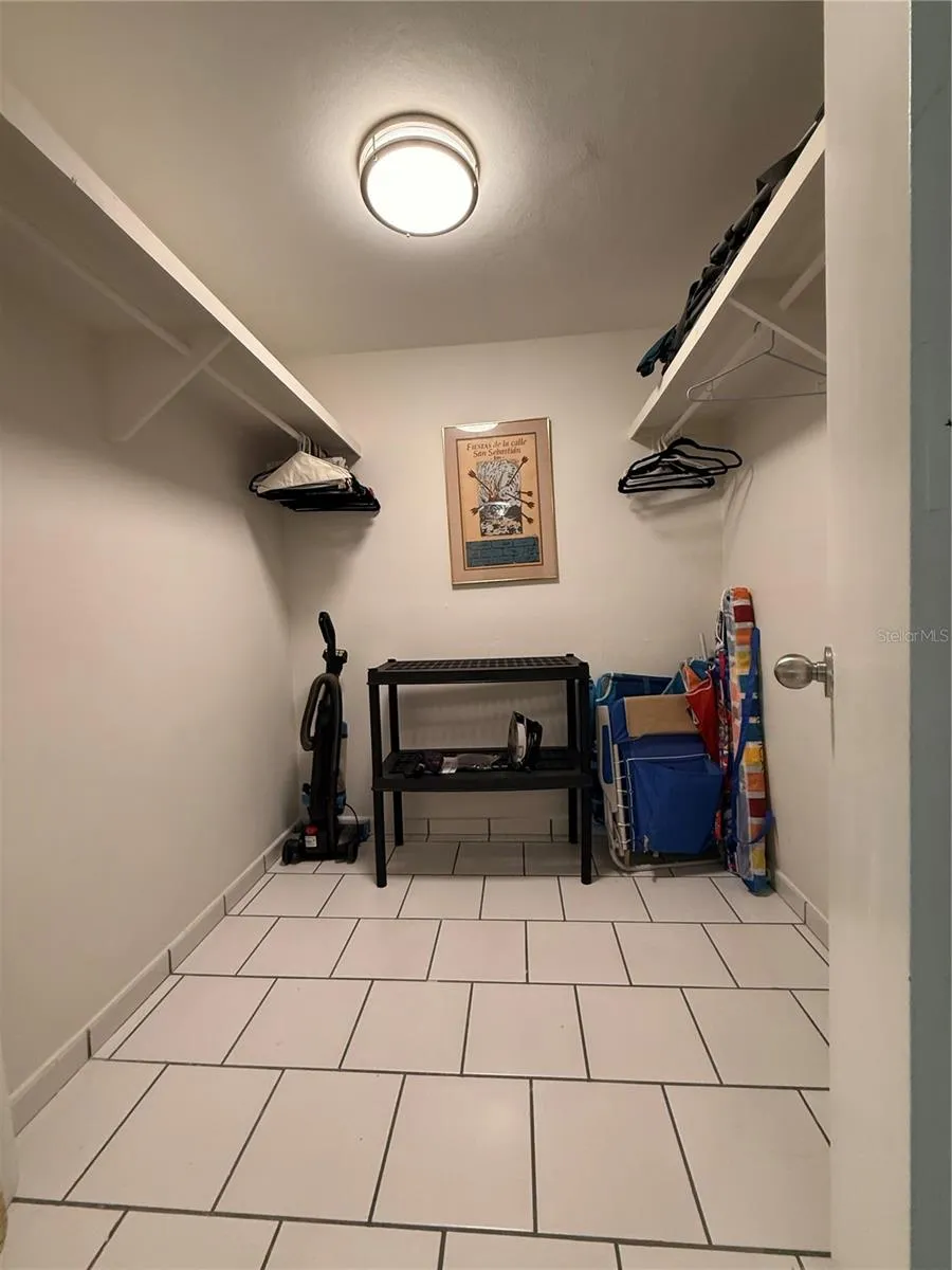 Walk-in-closet
