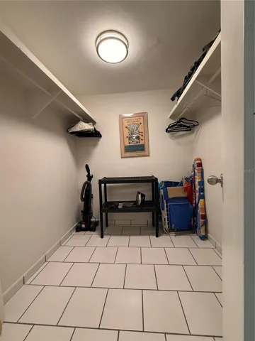 Walk-in-closet