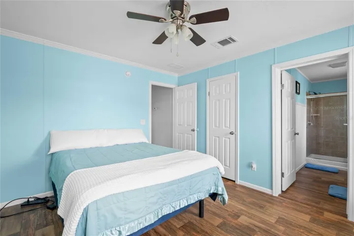 Primary bedroom has large walk-in closet.