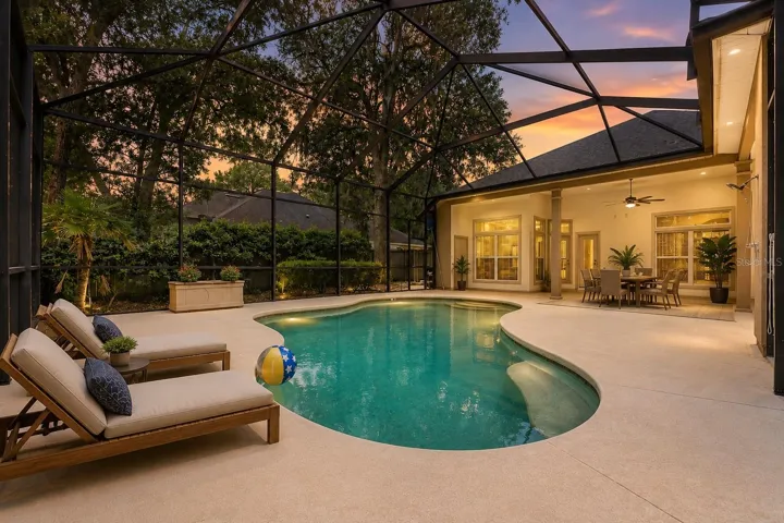 Room all around the pool