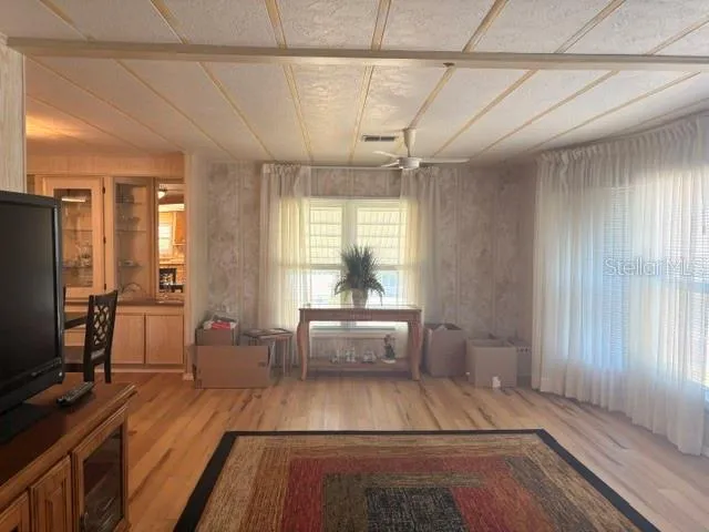 LARGE LIVING ROOM VIEW 2
