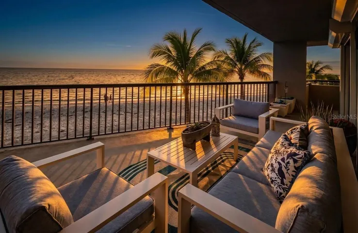 Twilight on the large wraparound balcony!