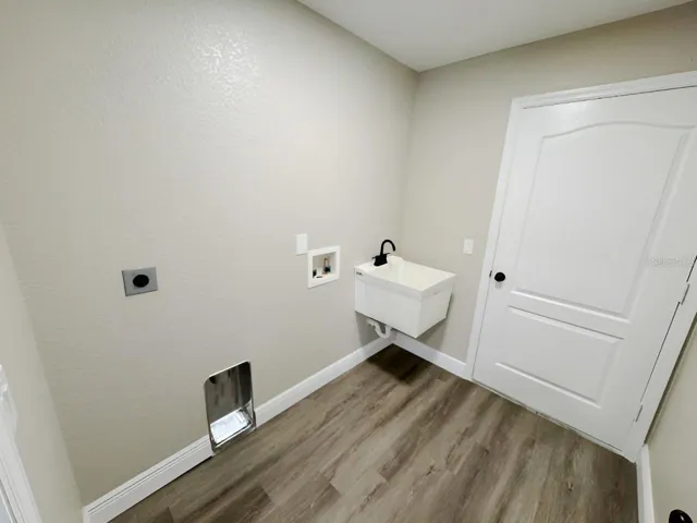LAUNDRY/UTILITY ROOM