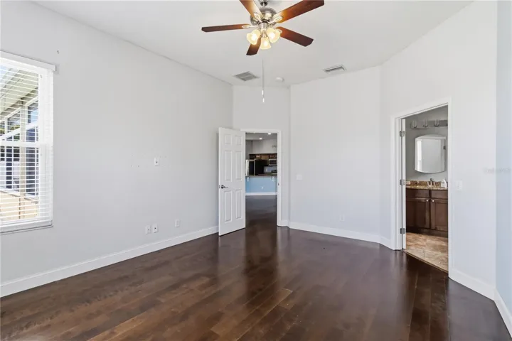 Primary suite with en-suite bath nearby