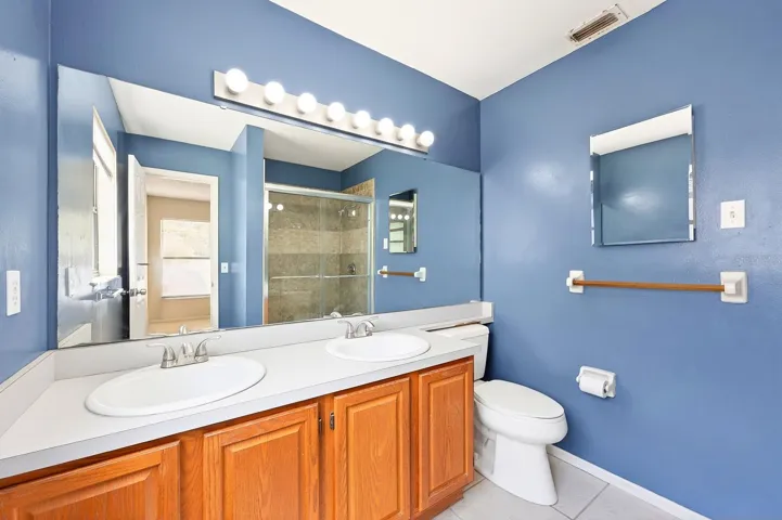 Primary en-suite bath.