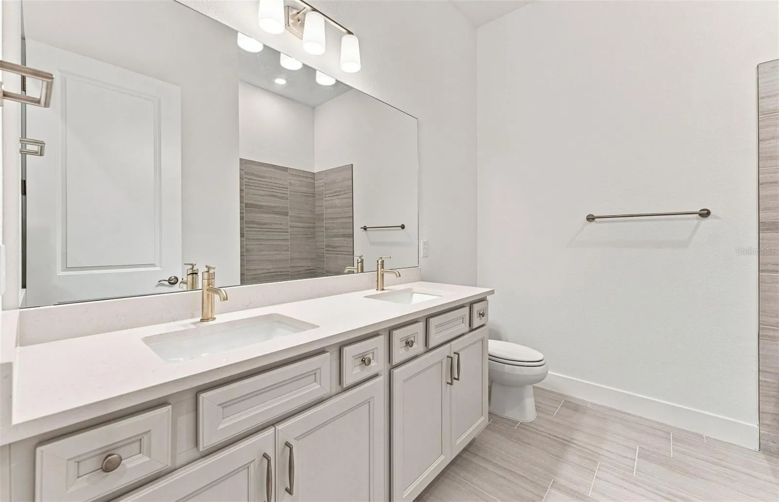 Bathroom 2 w/Dual Sinks