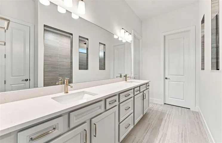 Owner's Bath w/Dual Sinks
