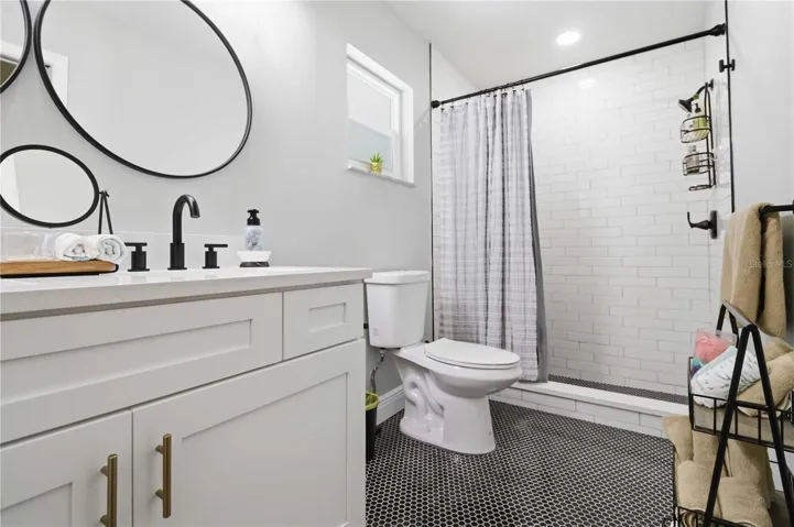 Guest bathroom 2.