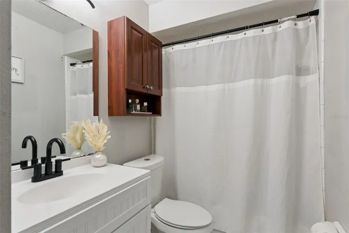 Primary Bathroom with tub/shower combo