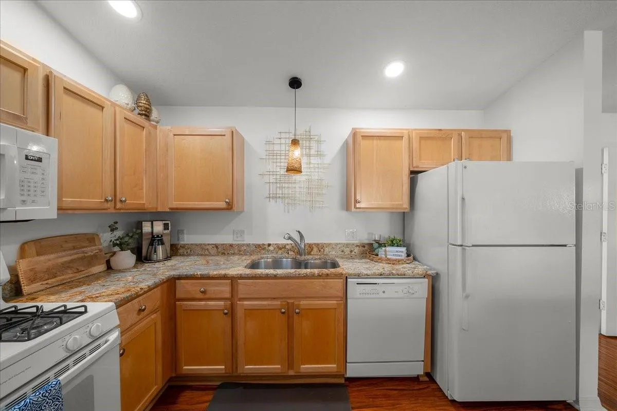 Recessed Lighting, Gas Stove, Matching Appliances