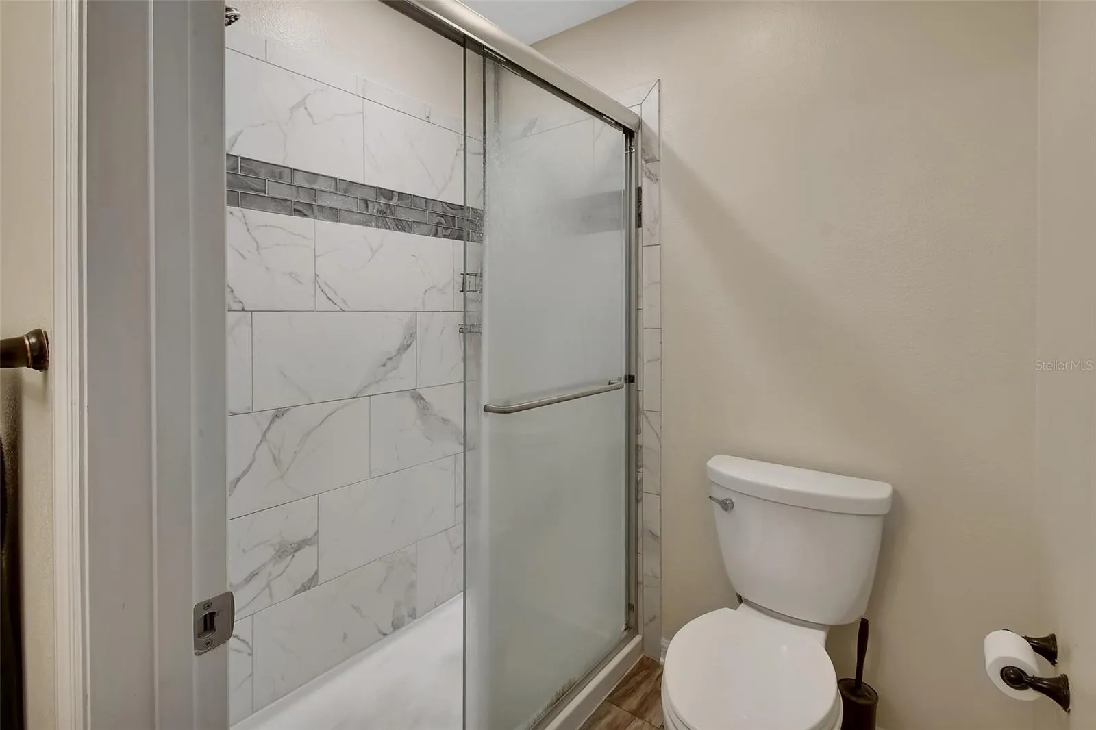 Private lavatory &amp; shower-Bathroom 2