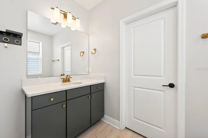 Primary en-suite bath.