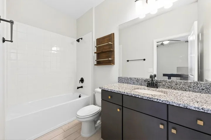 Main floor full/en-suite bath.