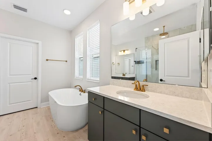 Primary en-suite bath.
