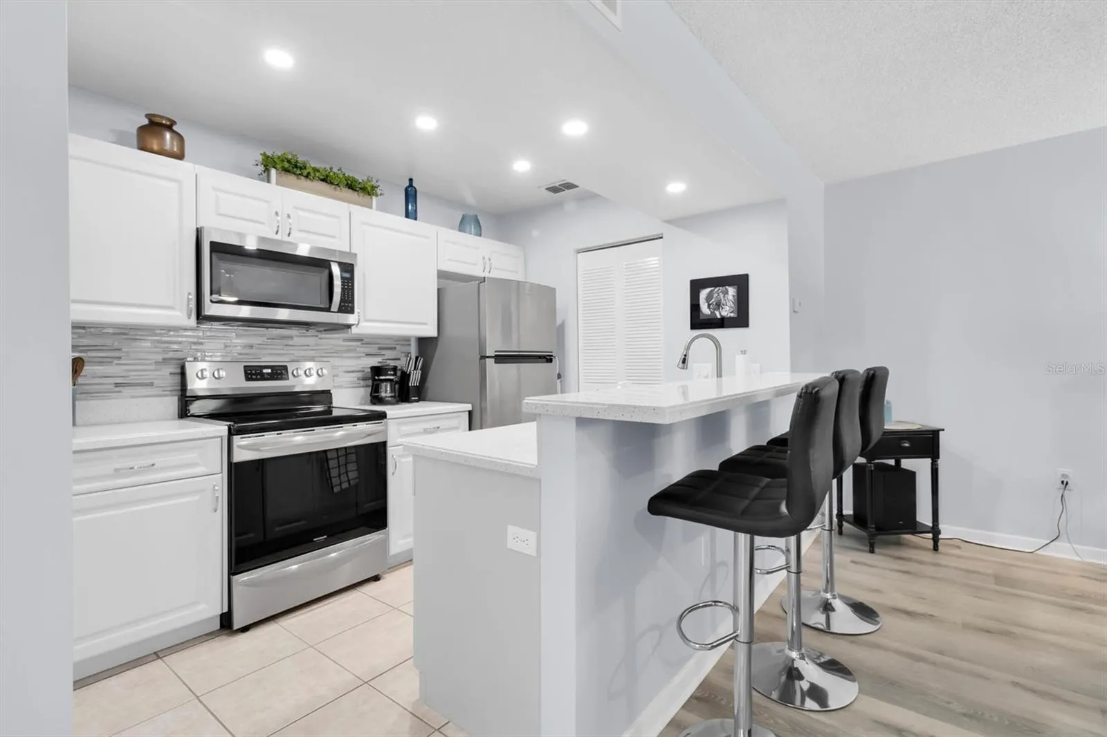 Kitchen with breakfast bar