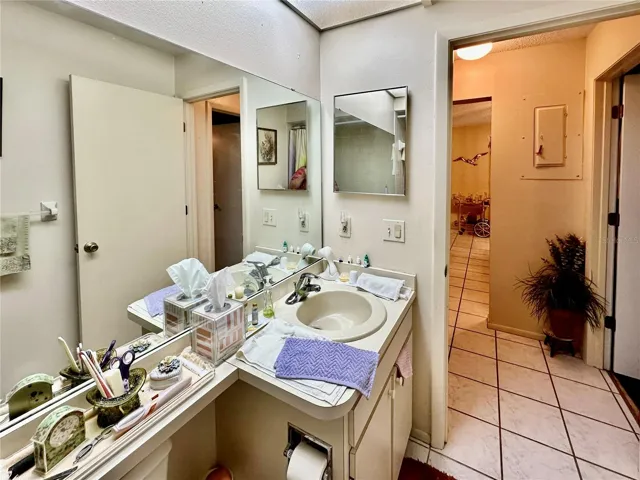 Guest bathroom.