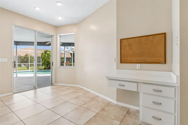 Brakfast nook w/built in desk