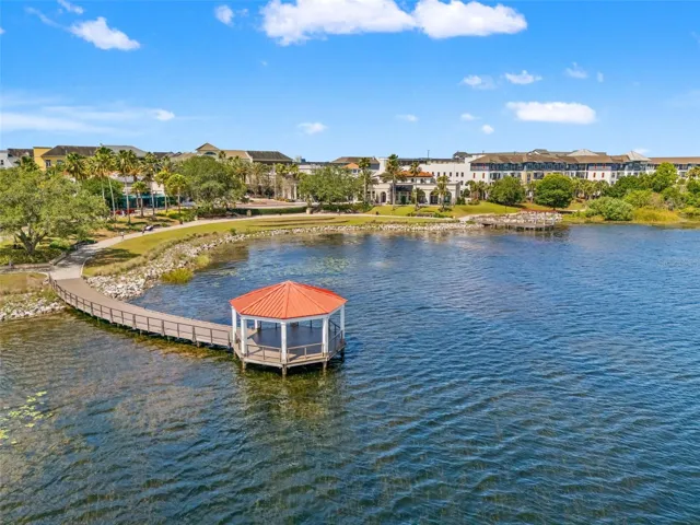 Walking distance to the fishing pier at Lake Baldwin.