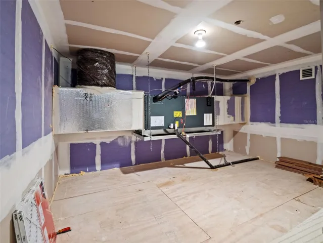 Air conditioned room in the attic! Ideal for storing important items and protected from attic heat!