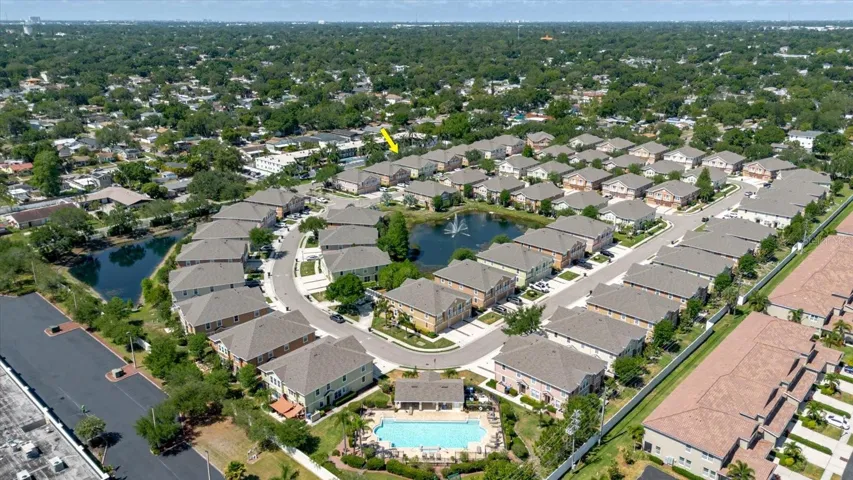 Close To Downtown St Petersburg, Tropicana Fields. The Community Swimming Pool &amp; Dog Park are nearby.