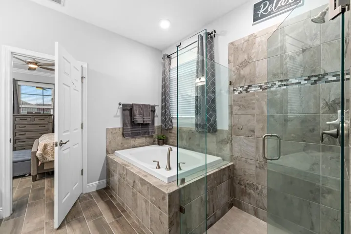 garden tub / seperate shower w/ seamless glass