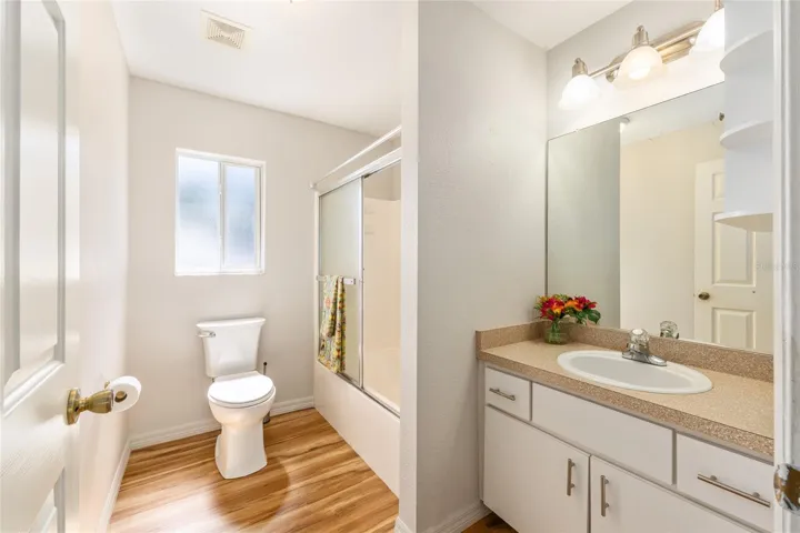 Guest Bathroom with Tub/Shower Combo