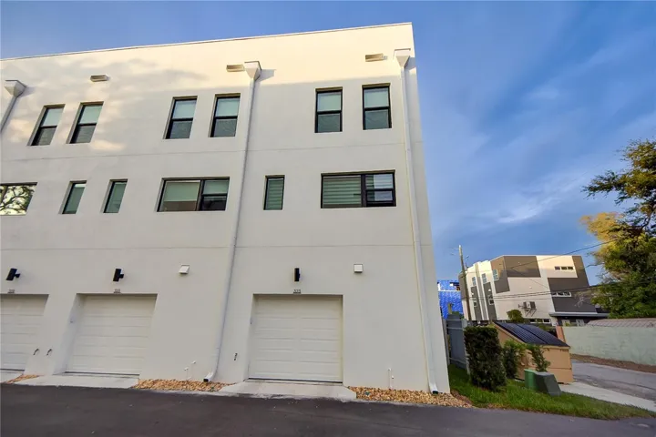 1 Car Garage with EV Charging Station