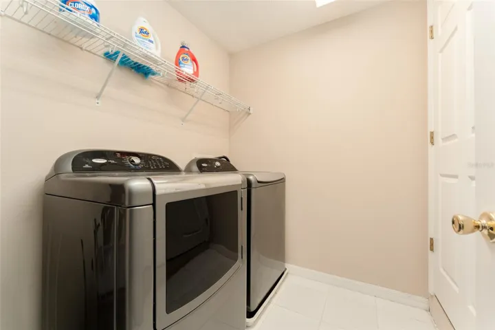 laundry room / washer &amp; dryer convey