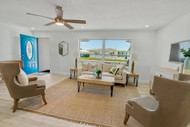 6-Living room view to front