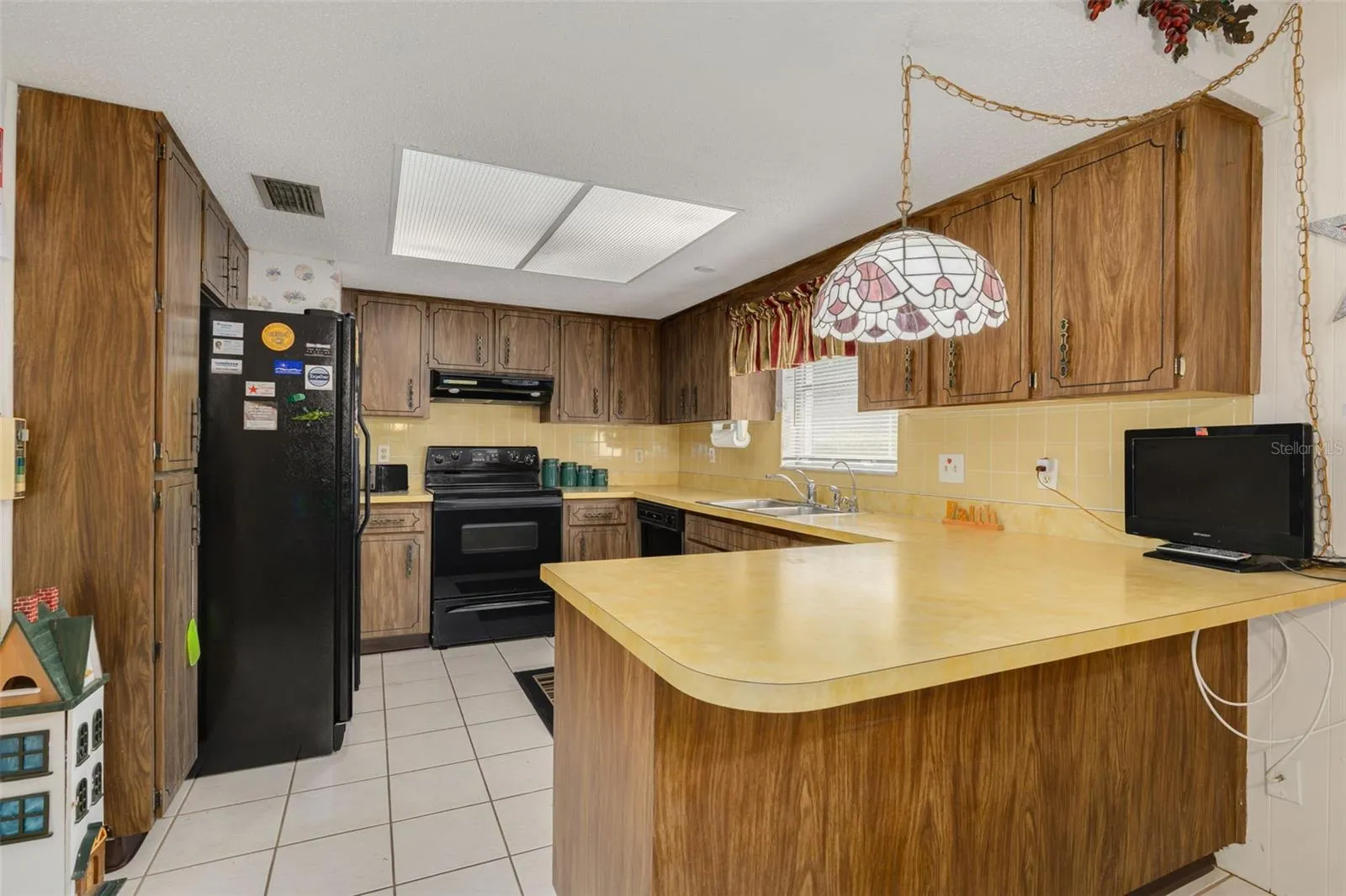 The kitchen is very well kept and boasts the now chic retro decor.