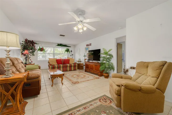 Large Livingroom/Dininngroom Combo