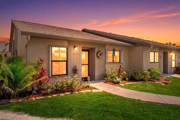 Beautiful End Unit Villa with scenic park view!