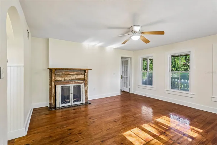 Den/Study/Studio/Home School  Classroom/Home Office