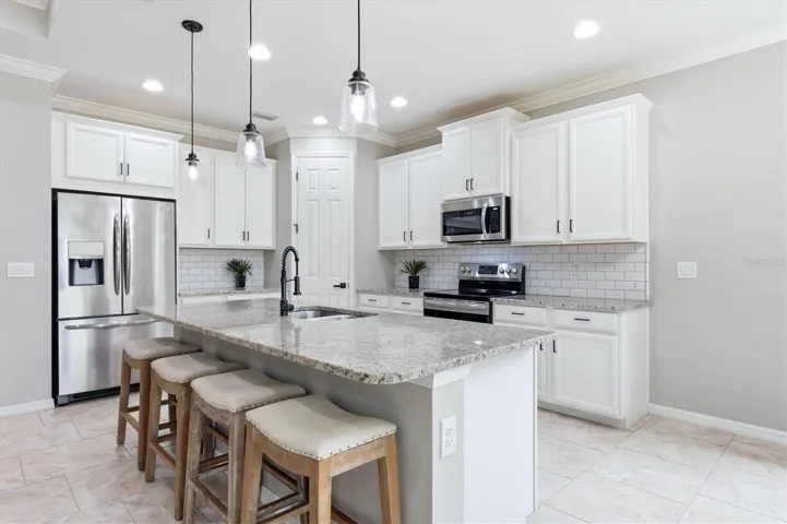 Kitchen and Breakfast Bar/Granite Countertops