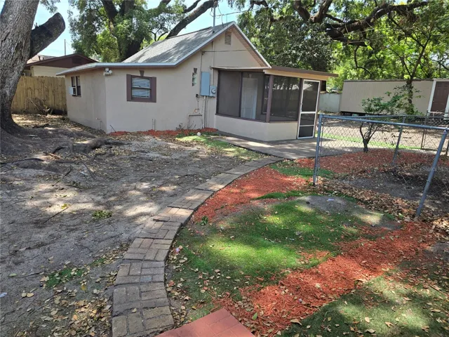 Side yard between structures