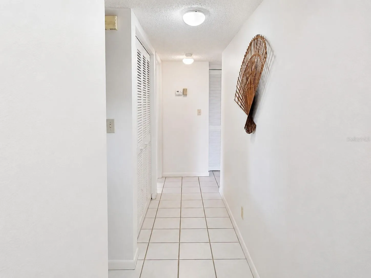 !6Ft tiled corridor off the foyer leads to split bedrooms, main bath, laundry and utility closets