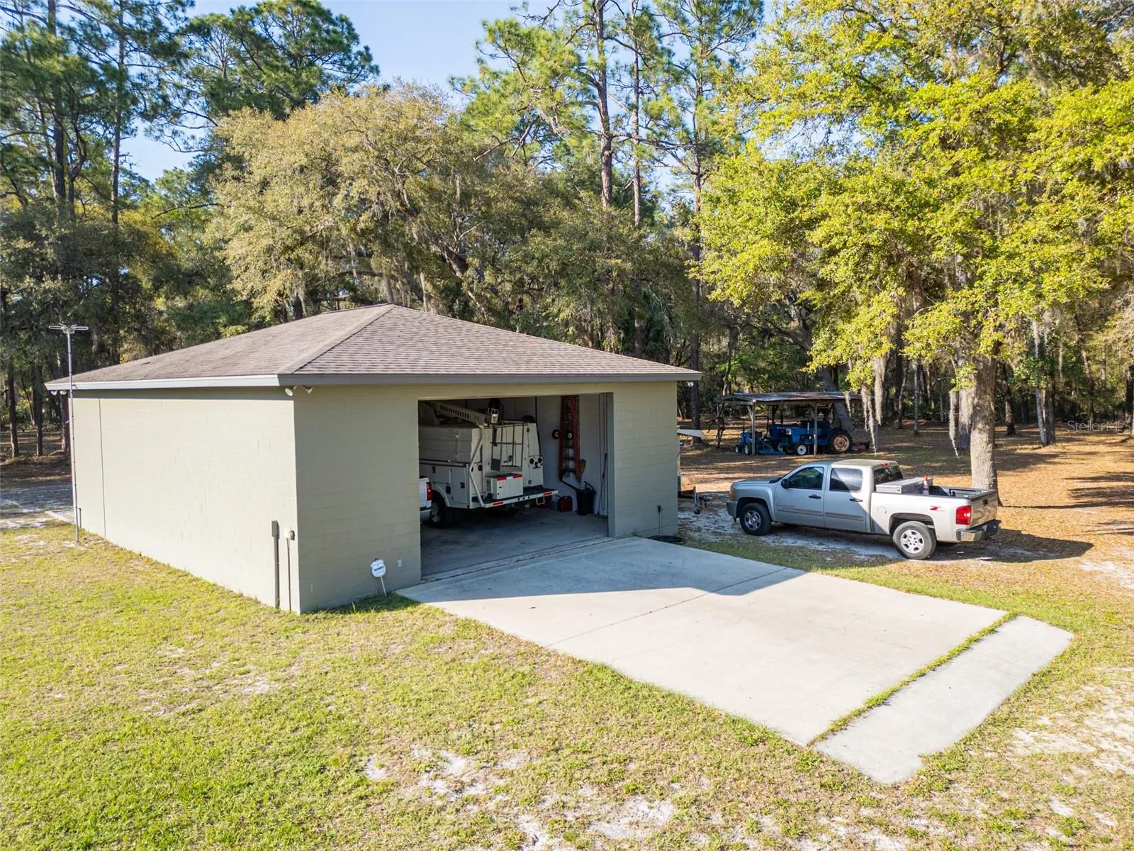 Oversized workshop and storage facility for recreational or business equipment