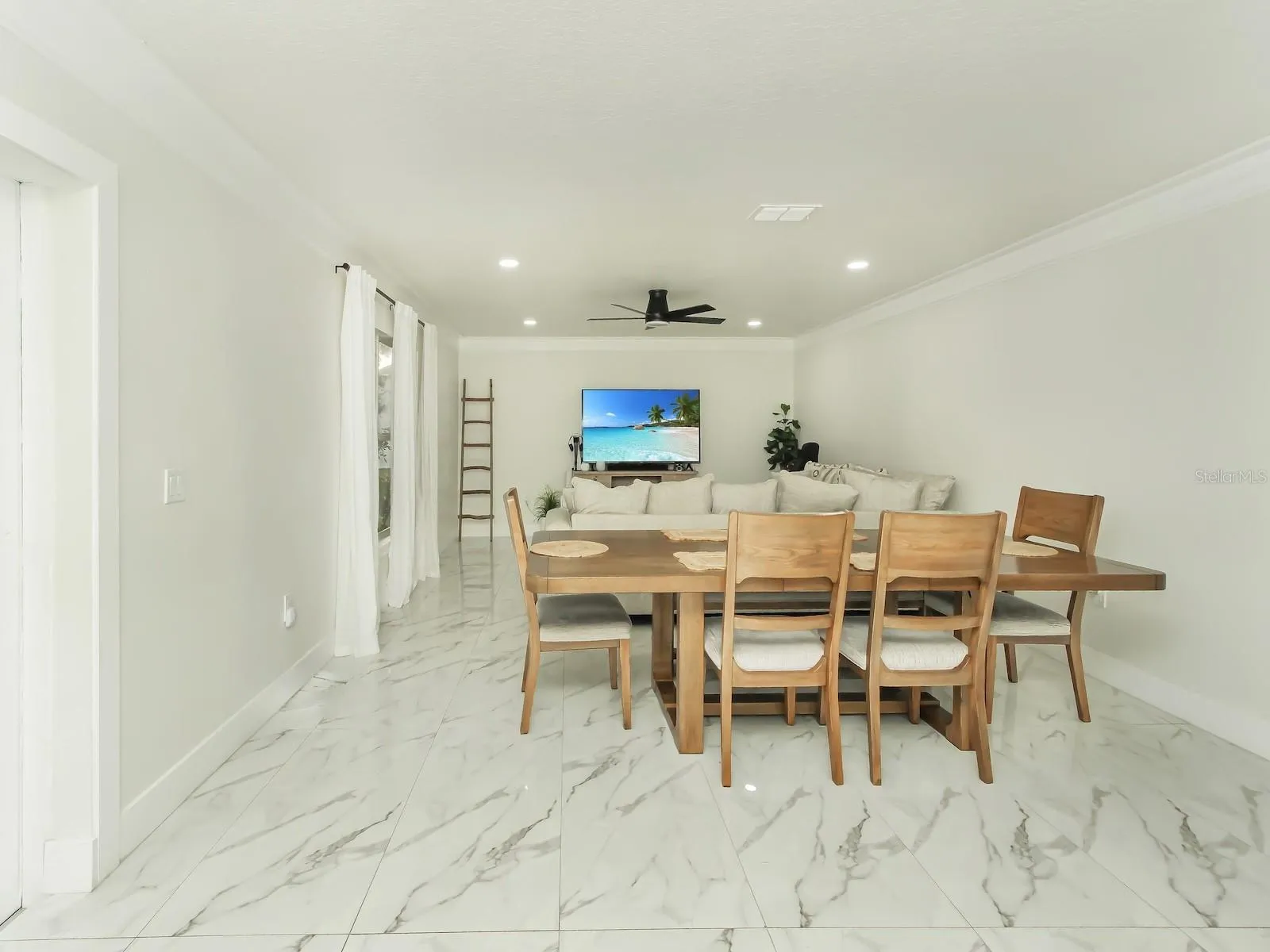 great room/ dining room combo is perfect for entertaining a large family or get together.