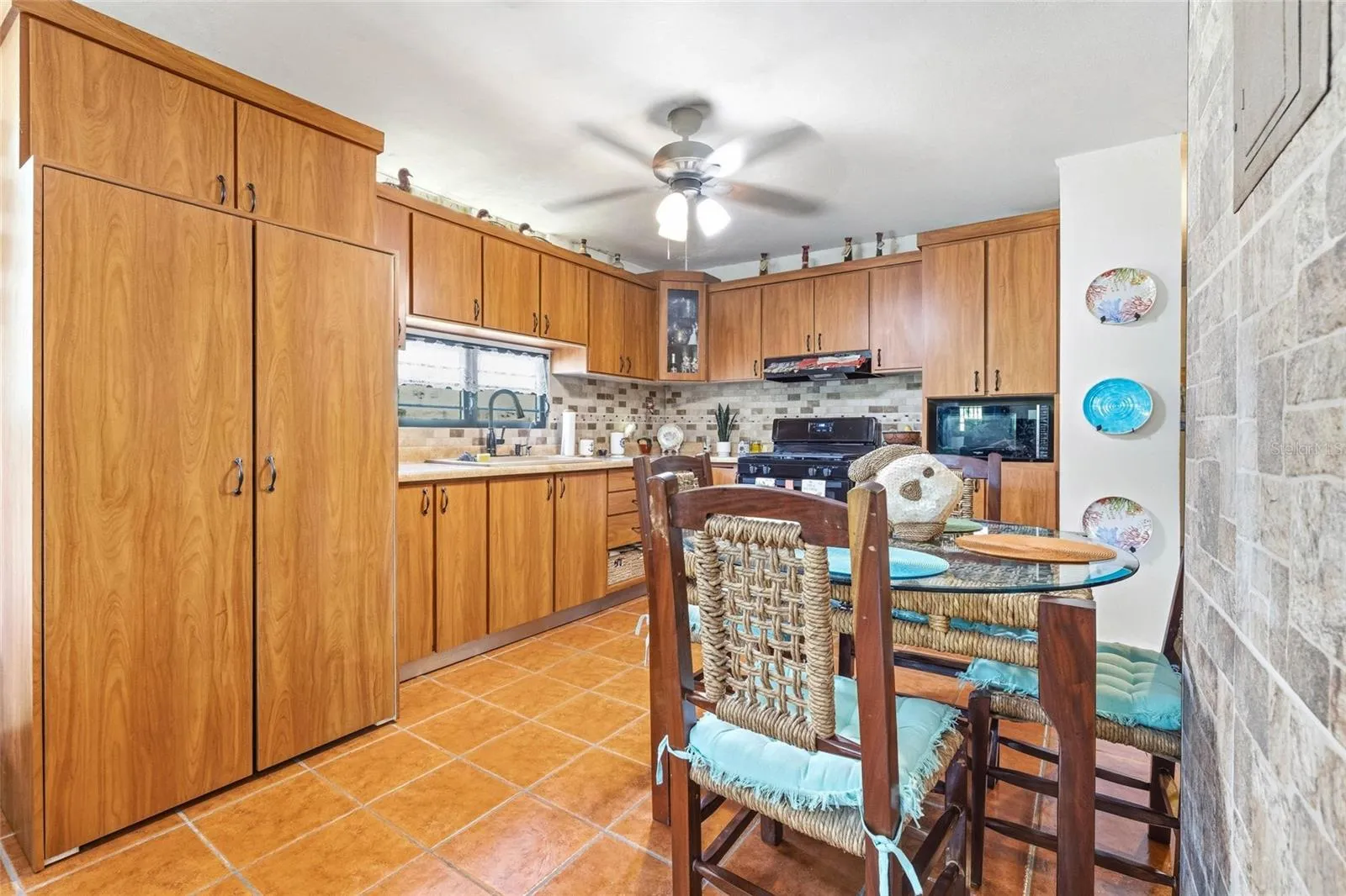 kitchen/ dinning