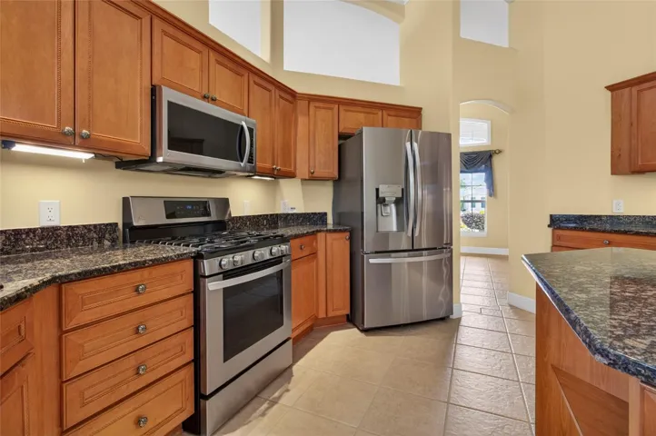 LARGE ISLAND TO THE RIGHT. GAS STOVE!