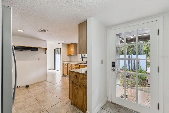 entrance/kitchen