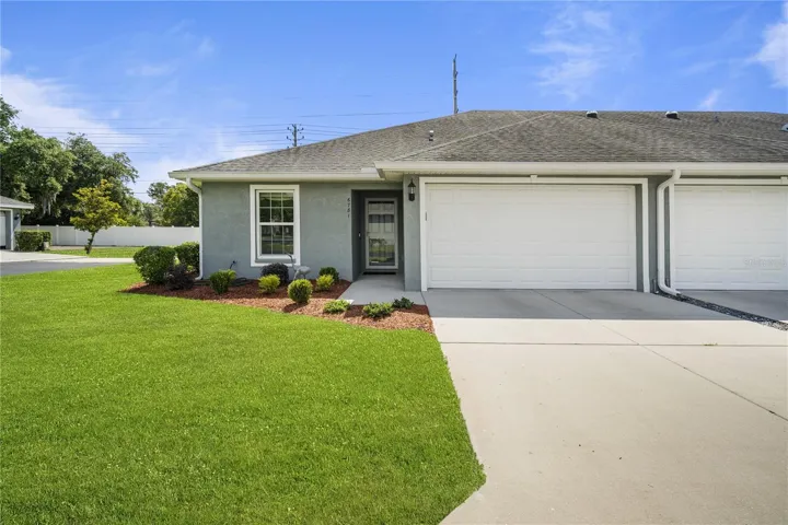 Maintenance free villa on corner lot in GATED Driftwood!