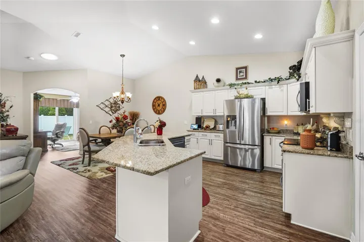 Great floorplan with lots of natural light!