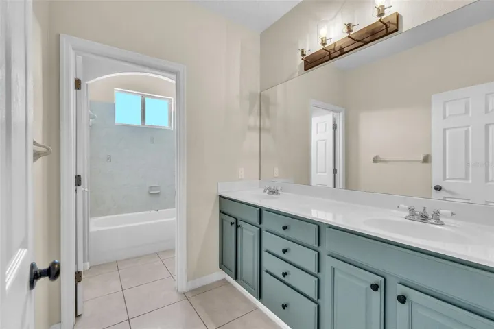 upper level full bathroom