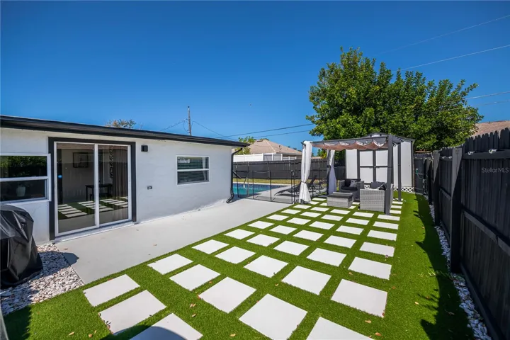 Private and serene backyard - privacy fenced!