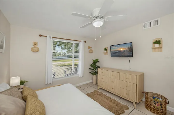 Guest bedroom 1