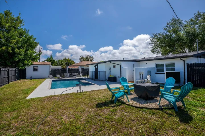Abundantly sized back yard, perfect for entertaining