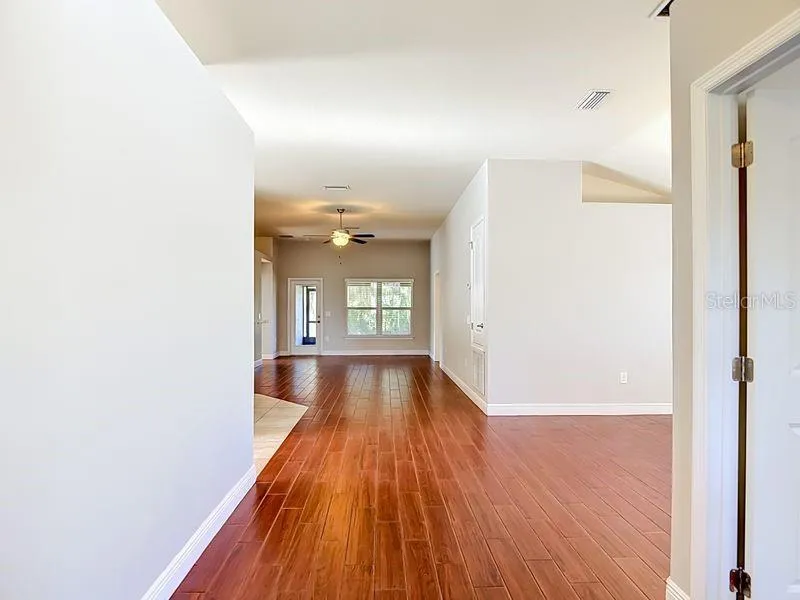Wide foyer as you enter