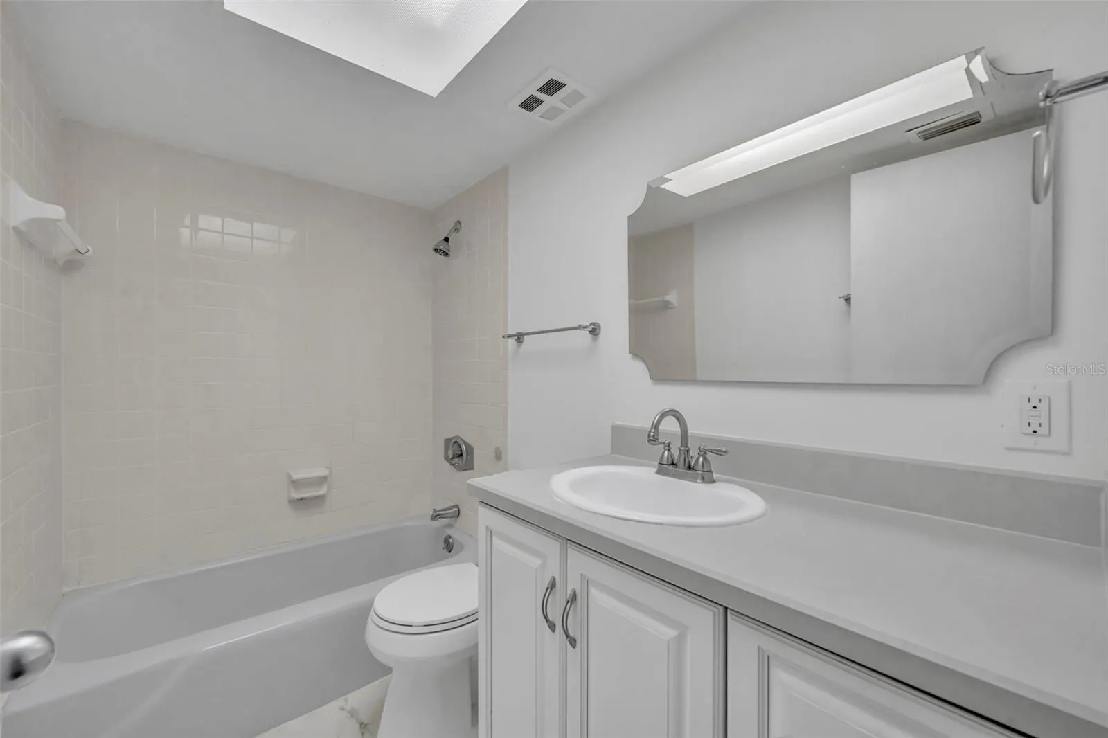Secondary bathroom with tub