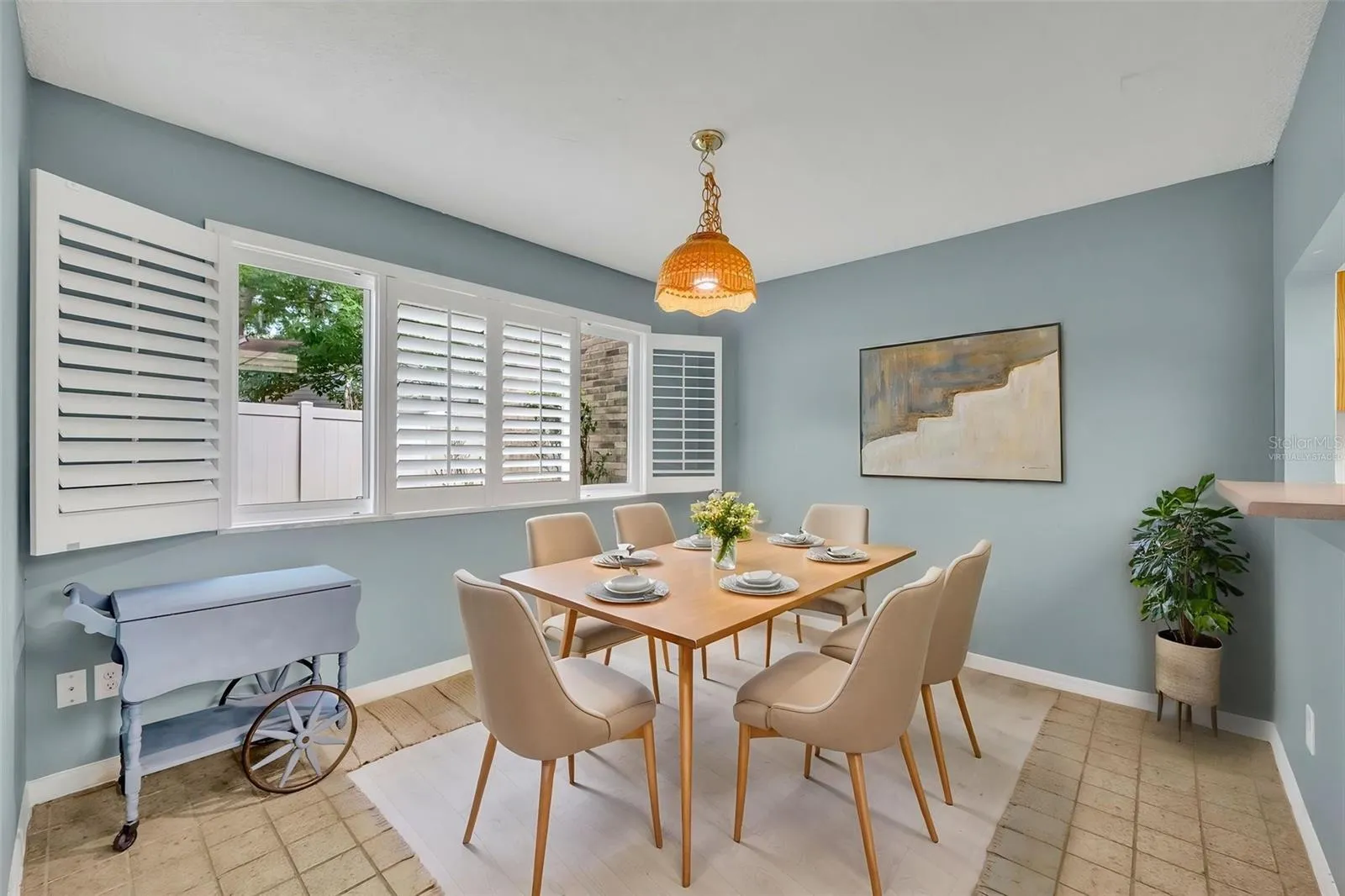 Virtually staged dining room